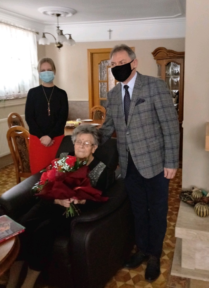Jubilatka Adelajda Dusza, Burmistrz Wiesław Janiszewski, Pełnomocnik ds. społecznych Aleksandra Chudzik 